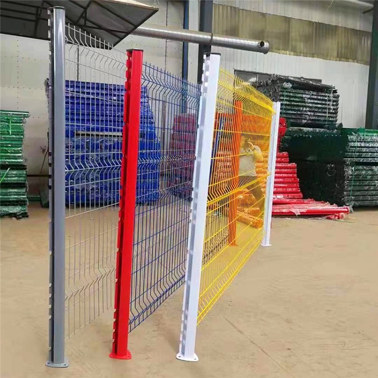 桃型柱與三折彎工藝 工廠隔離護(hù)欄網(wǎng)的產(chǎn)品優(yōu)勢(shì)與圍欄設(shè)施解析